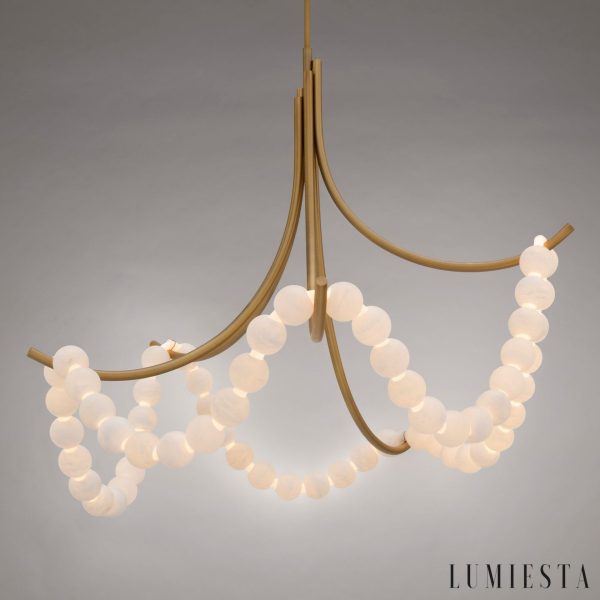 Perugina - lampa wisząca alabastrowa złota w pełnym ujęciu salonowym