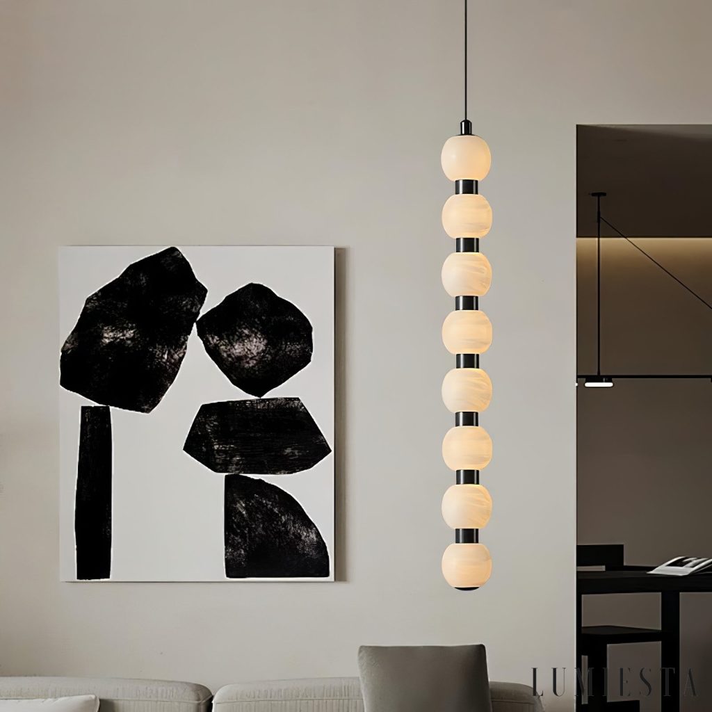Plazora - lampa wisząca z alabastru i metalu, czarno biała, ujęcie pod lekkim kątem