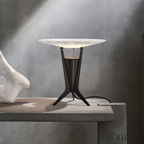 Czarna lampa stołowa z alabastrem Pompeira, detal metalowej podstawy i okrągłego klosza
