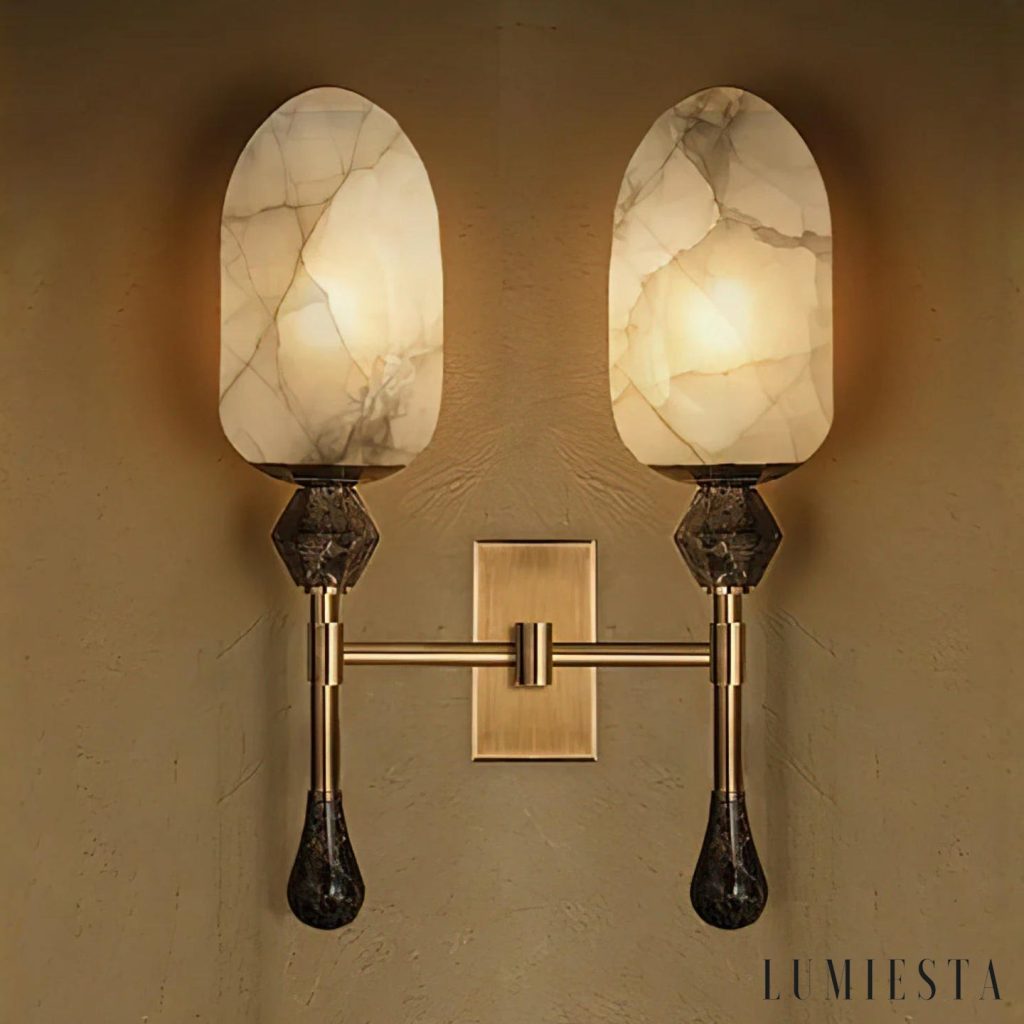 QuitoLux - lampa wisząca glamour z alabastrowym kloszem i mosiężnym wykończeniem