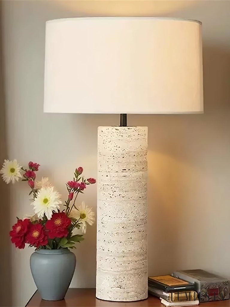 Biała lampa stołowa z trawertynu RiminiX, całość w aranżacji salonu