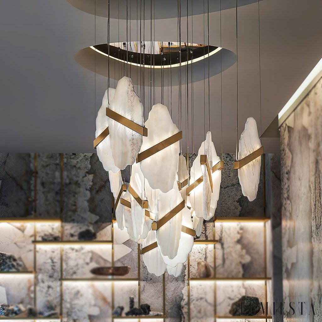Lampa wisząca alabastrowa złota biała Romastra do salonu, widok od przodu