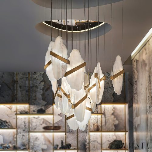 Lampa wisząca alabastrowa złota biała Romastra do salonu, widok od przodu