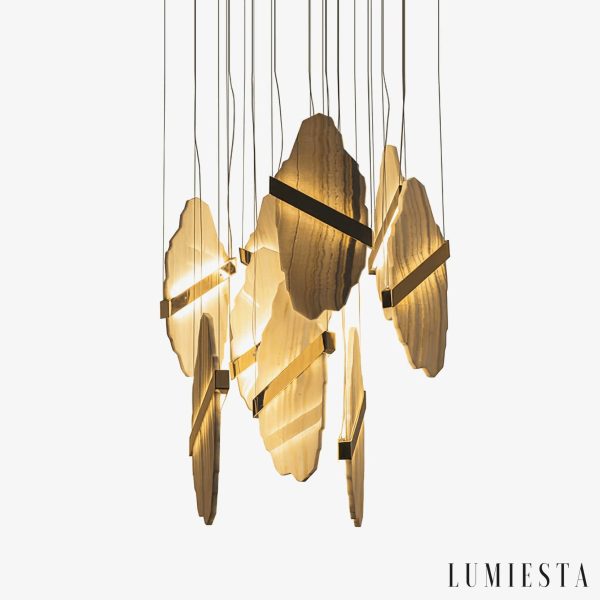 Romastra — lampa wisząca alabastrowa złota Ø80 cm na białym tle, naturalny kamień z czarnymi okuciami