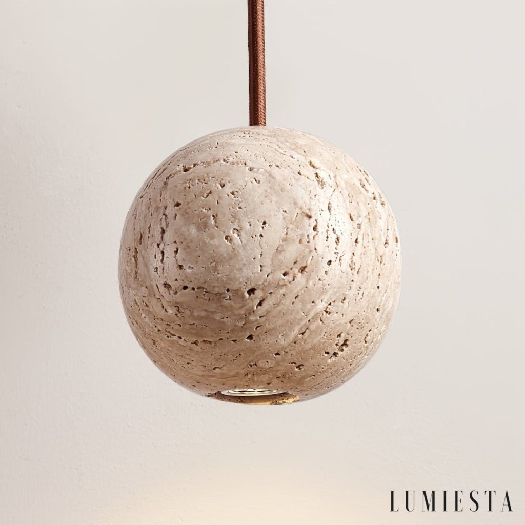 Sferaluna - lampa wisząca travertynowa żółta, zbliżenie na kamienny klosz