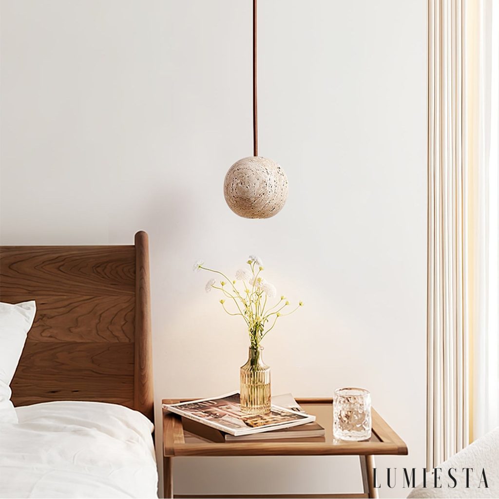 Sferaluna - lampa wisząca travertynowa żółta, widok pod kątem