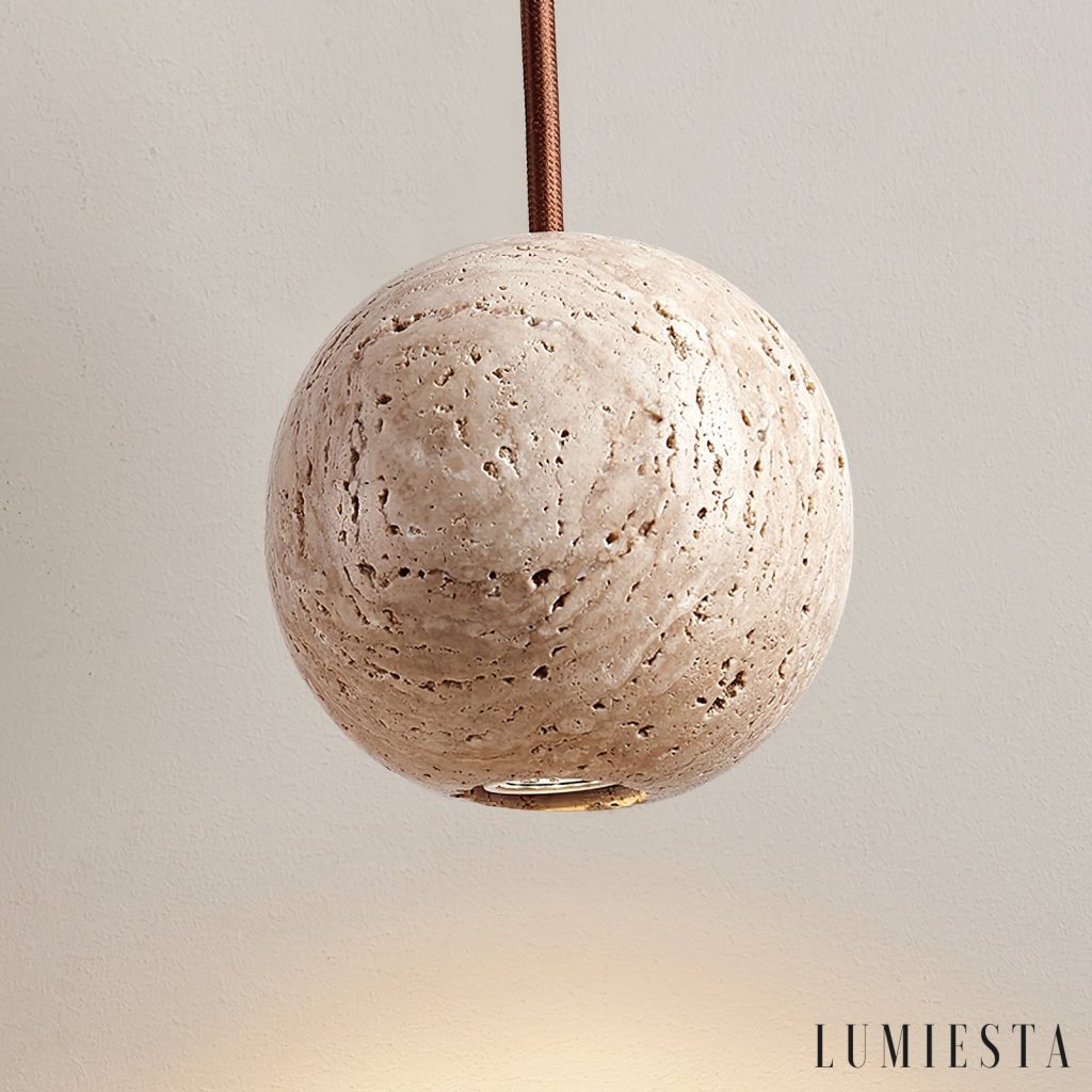 Sferaluna - lampa wisząca travertynowa żółta, sylwetka na jasnym tle
