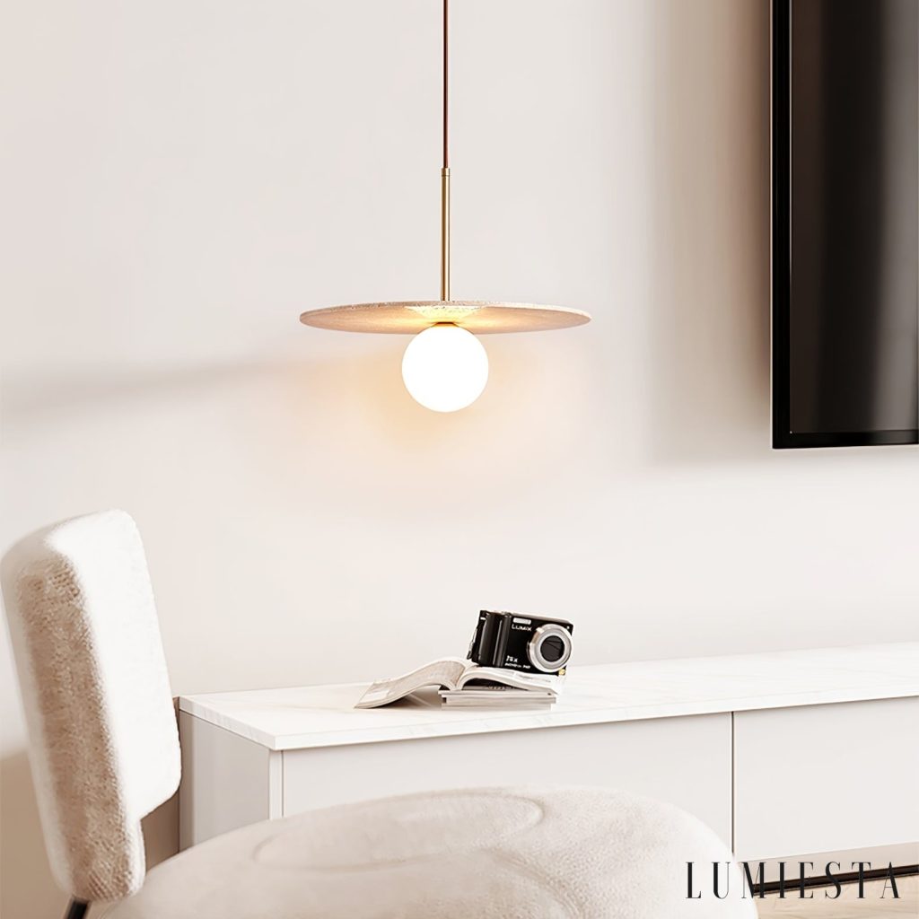 Salotawa - lampa wisząca trawertynowa z boku, smukły zwis nad stołem