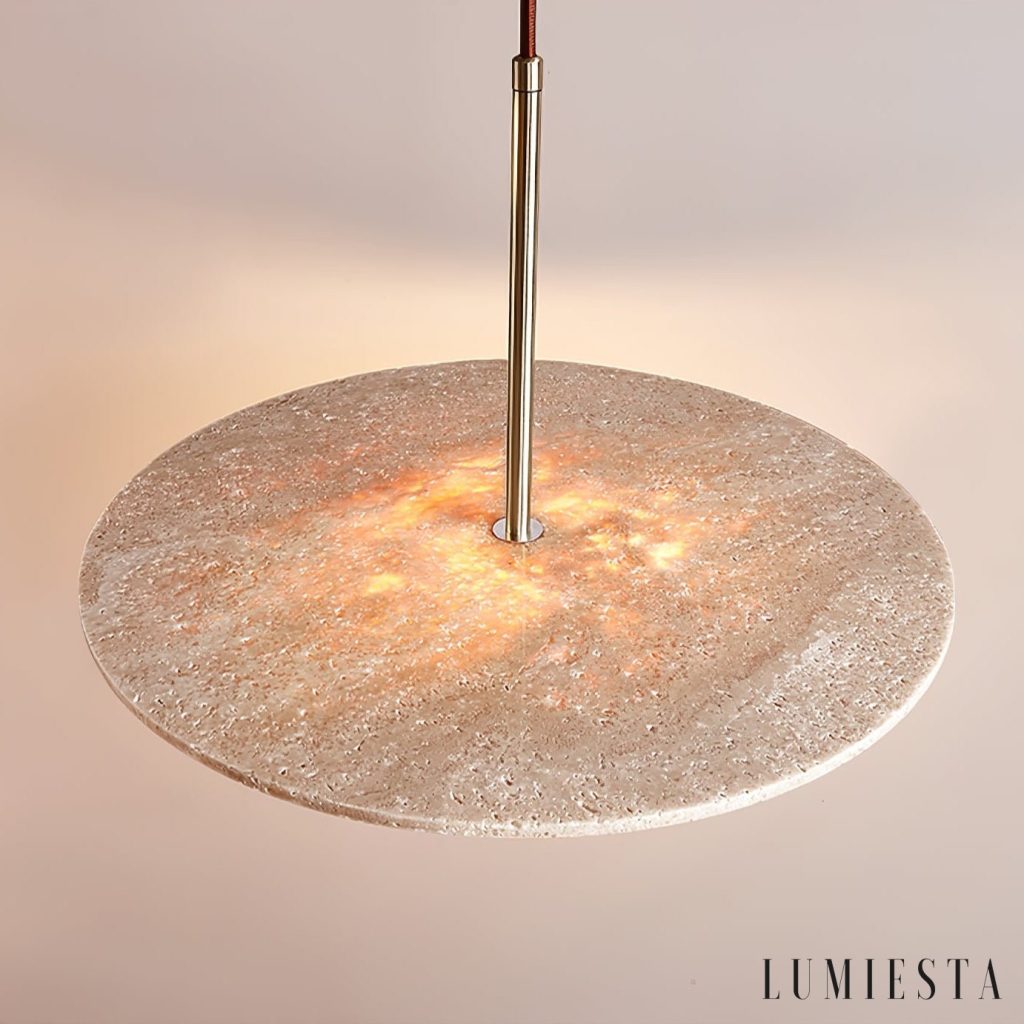 Salotawa - lampa wisząca trawertynowa w ujęciu skośnym, szkło i trawertyn