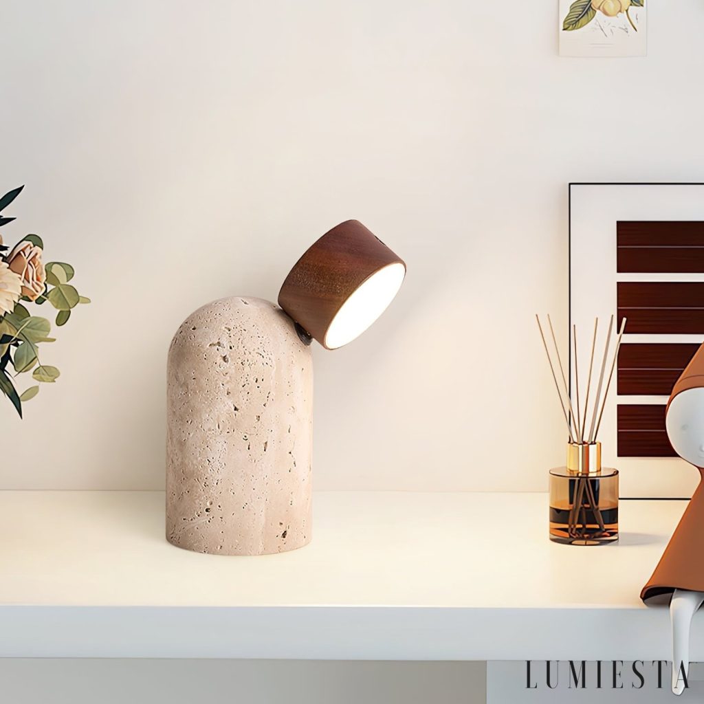Soltrava - lampa stołowa z trawertynu i drewna orzechowego, ujęcie z lekkim skosem
