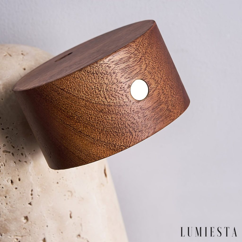 Lampa stołowa Soltrava z żółtego trawertynu, drewna orzechowego i metalu, ujęcie z boku