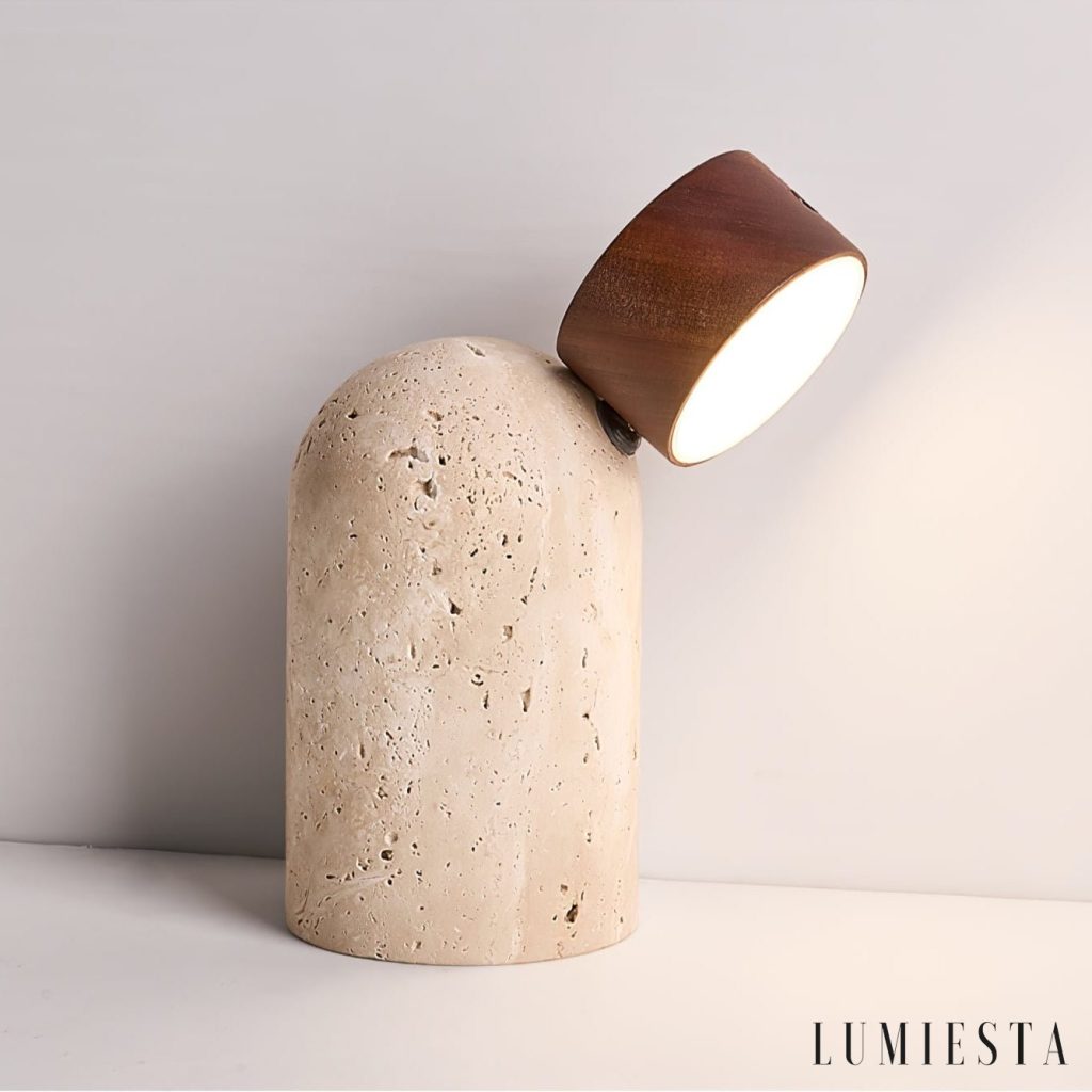 Lampa stołowa Soltrava z trawertynową bazą i drewnem orzechowym, zbliżenie materiałów