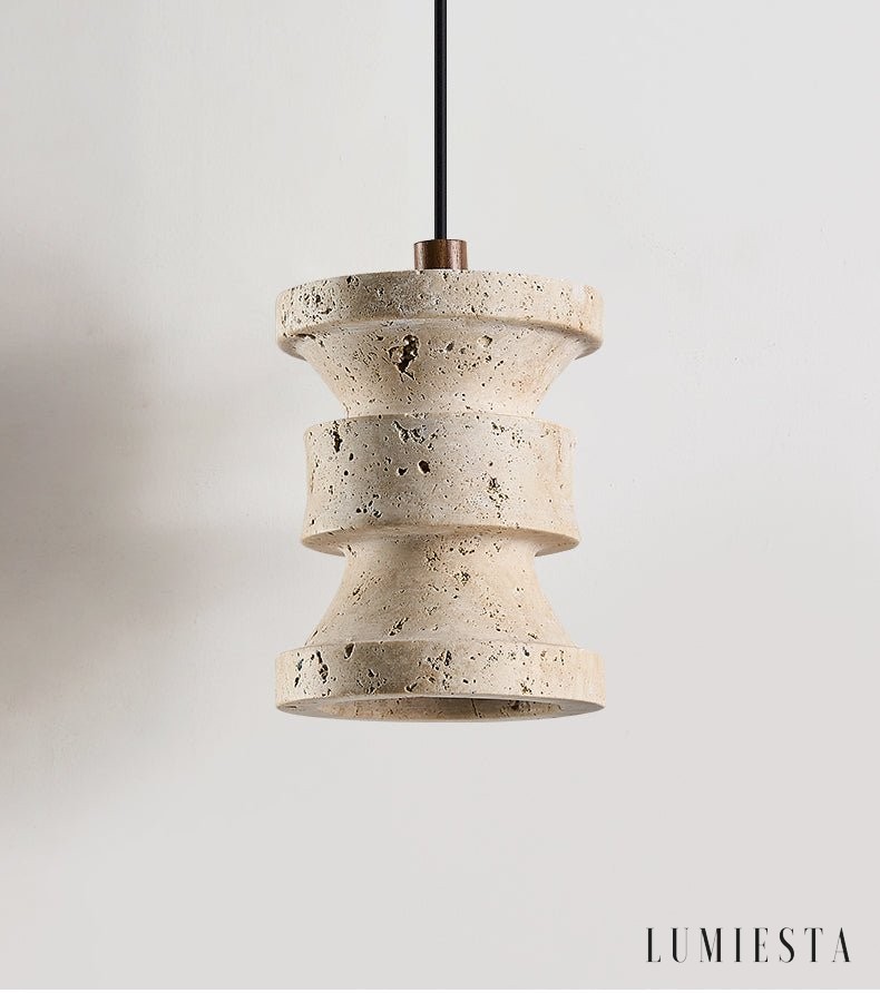 Lampa wisząca Strvello z trawertynu i drewna, widok z boku