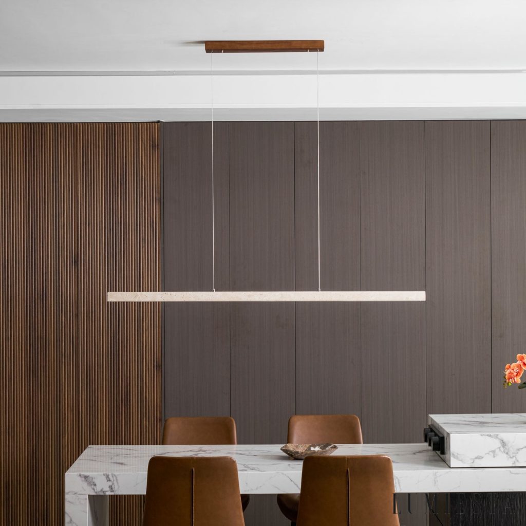 Lampa wisząca Toledis z trawertynu, ujęcie podłużnej formy od przodu
