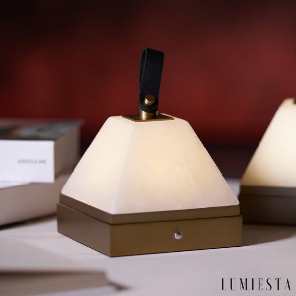 Toscoria - lampa stołowa z alabastru, złota podstawa i smukła forma