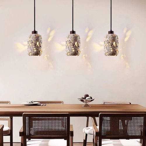 Travenca - lampa wisząca z żółtego trawertynu i metalu, ujęcie z boku