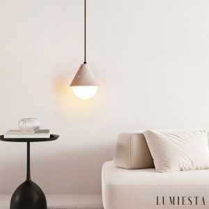 Żółto-biała lampa wisząca Tufaria z trawertynu, ujęcie w skali