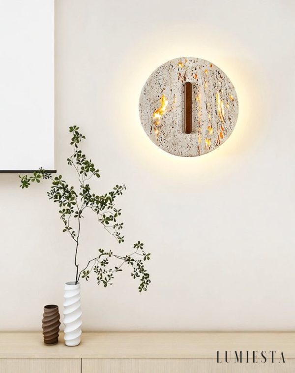 Tuluma - Kinkiet trawertynowy drewniany, orzechowo-żółty, do salonu, Ø25x25 cm