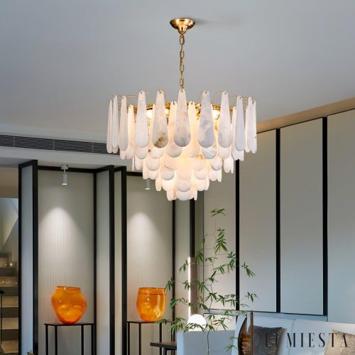 Vesparis - lampa wisząca z alabastru i mosiądzu, ujęcie całości nad stołem