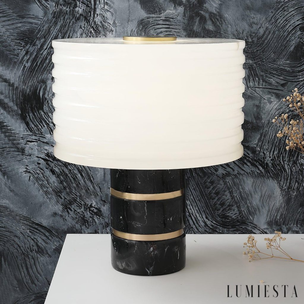 Lampa stołowa Vesunox z alabastru, marmuru i mosiądzu na jasnym tle