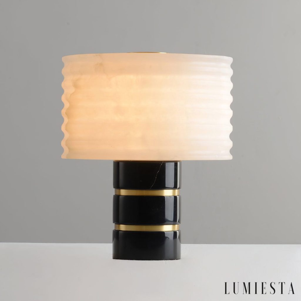 Vesunox - elegancka lampa stołowa z marmurową podstawą i jasnym kloszem