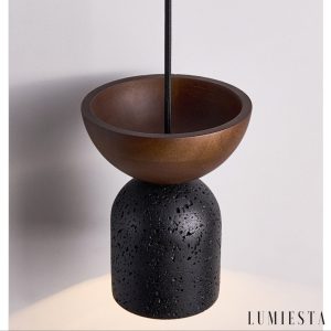 Vulcanis - lampa wisząca z żółtego trawertynu, widok pod kątem