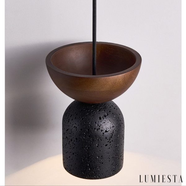 Vulcanis - lampa wisząca z żółtego trawertynu, widok pod kątem