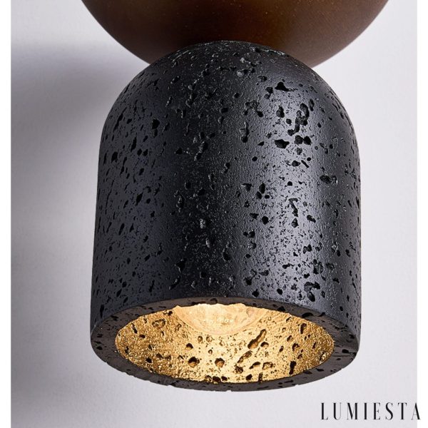 Vulcanis - lampa wisząca z żółtego trawertynu nad stołem