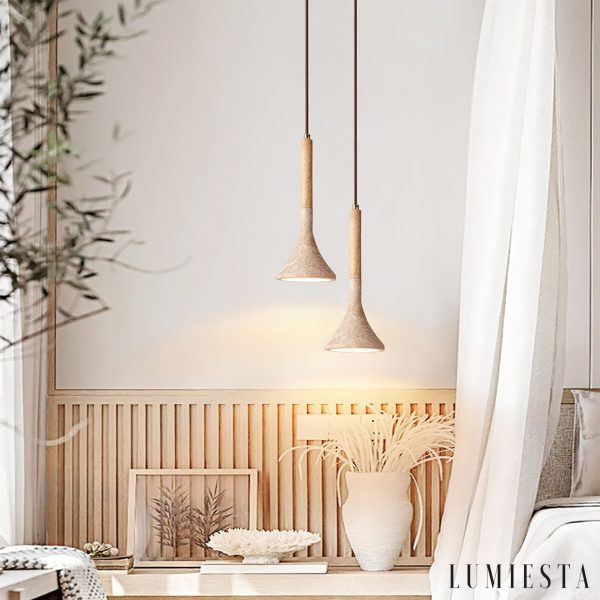 Zarvina - lampa wisząca drewniano-trawertynowa, pełna sylwetka na długim zwisie