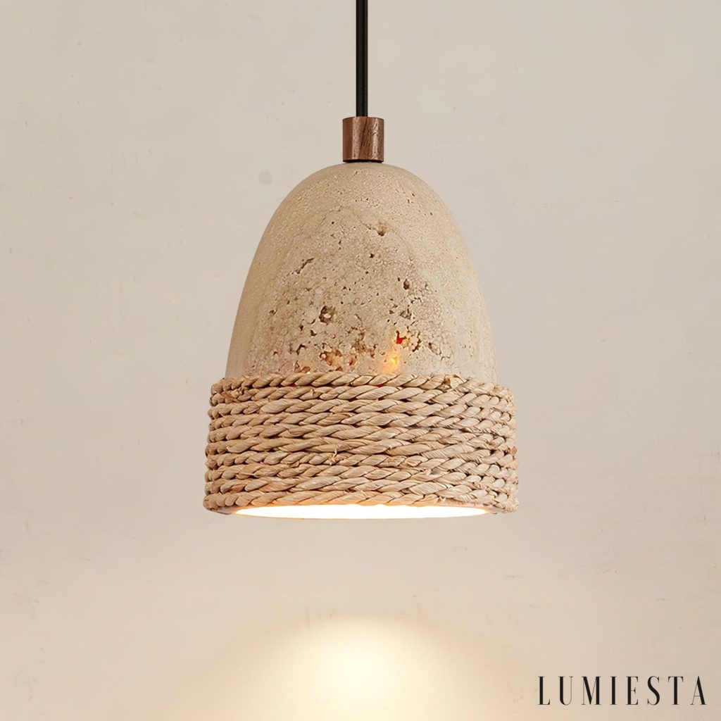 Widok spodu lampy wiszącej Ø12 cm — żółty trawertyn z prześwitem rattanu, ciepłe LED oświetlenie