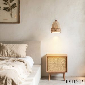 Zamknięta forma wiszącej z kamienia trawertyny — naturalne pory materiału, spiralny rattan wokół abażura