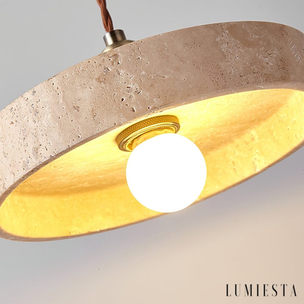Zlotrava - lampa wisząca trawertynowa złota, detal naturalnej struktury trawertynu