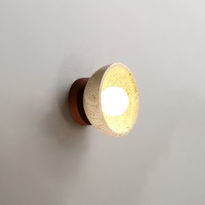 Round-Ollina-Travertine-Wall-Lamp-Vidirlighting3_2-2.jpg Kinkiet okrągły trawertyn, beżowy, Ø 15 cm, drewniana podstawa, styl nowoczesny