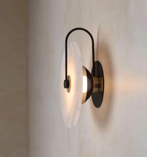 S044f3c5f6ff841f3abaa768ef9443047A-1.png Alabastrin Elegancka okrągła lampa ścienna z alabastru — złota/czarna