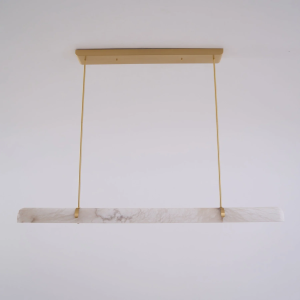Yunika - lampa wisząca z alabastru i mosiądzu, ujęcie pod kątem