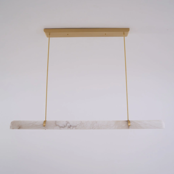 Yunika - lampa wisząca z alabastru i mosiądzu, ujęcie pod kątem