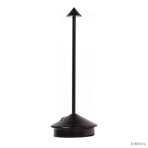 Stołowa lampa LED stożek metalowa - ujęcie pod lekkim kątem, z gładkim metalowym wykończeniem