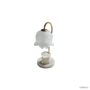 Lampa stołowa romantyczna z marmurową podstawą i szklanym kloszem - ujęcie całej formy