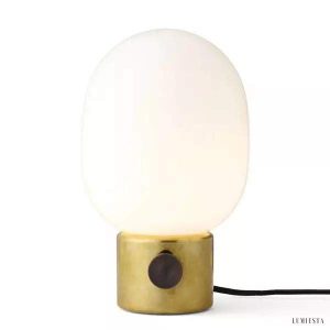 Lampa stołowa JWDA z opalowym kloszem, widok z przodu na zaokrągloną formę