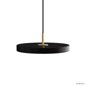 Lampa wisząca Astrid minimalistyczna okrągła czarna z mosiężnym elementem — widok od dołu na białym tle