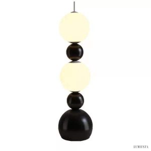 Lampa podłogowa Molecular Ball z trzema białymi kulami ustawionymi na różnych wysokościach