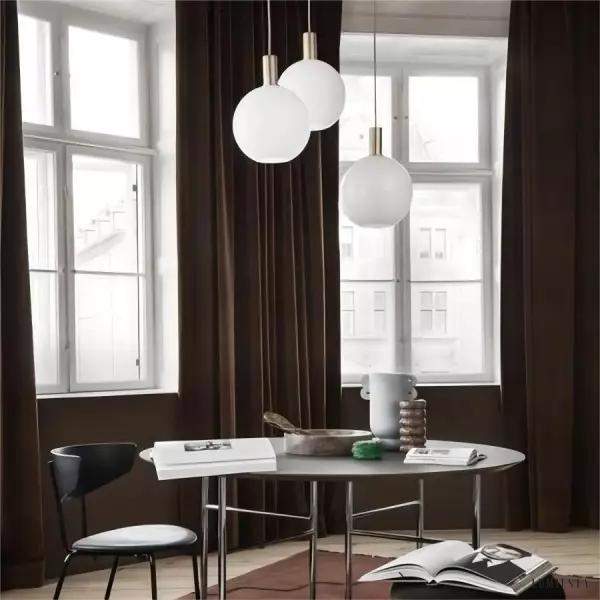 Lampa wisząca z mosiężnym wykończeniem elegancja