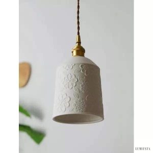 Ceramiczna lampa wisząca z kwiatowym wzorem, widok podwieszenia