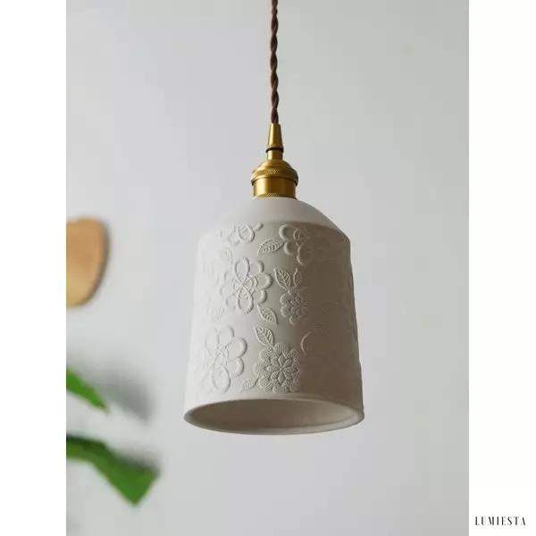 Ceramiczna lampa wisząca z kwiatowym wzorem, widok podwieszenia