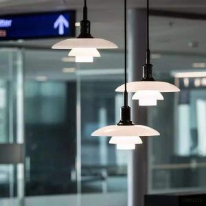 Poria - biała lampa wisząca z metalu, profil dyskowy i gładka powierzchnia