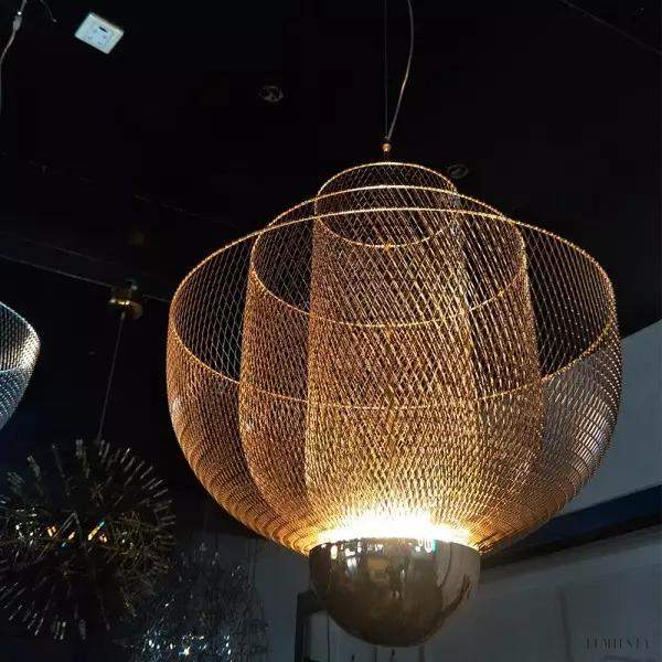 Lampa wisząca siatka metalowa nowoczesna 60cm — żyrandol mesh z przezroczystą siateczką i mosiężną podstawą