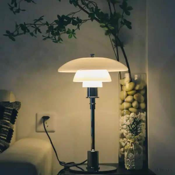 Biała lampa stołowa w stylu duńskim, widok od dołu na wielowarstwowy klosz