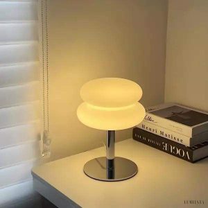 Lampka stołowa szklana minimalistyczna biała z kulistym kloszem i smukłą podstawą Bauhaus