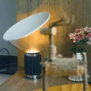 Lampa stołowa Taccia z unikalnym kształtem reflektora