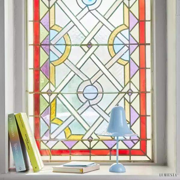 Lampka stołowa Pantop w kształcie dzwonu dostępna w różnych kolorach